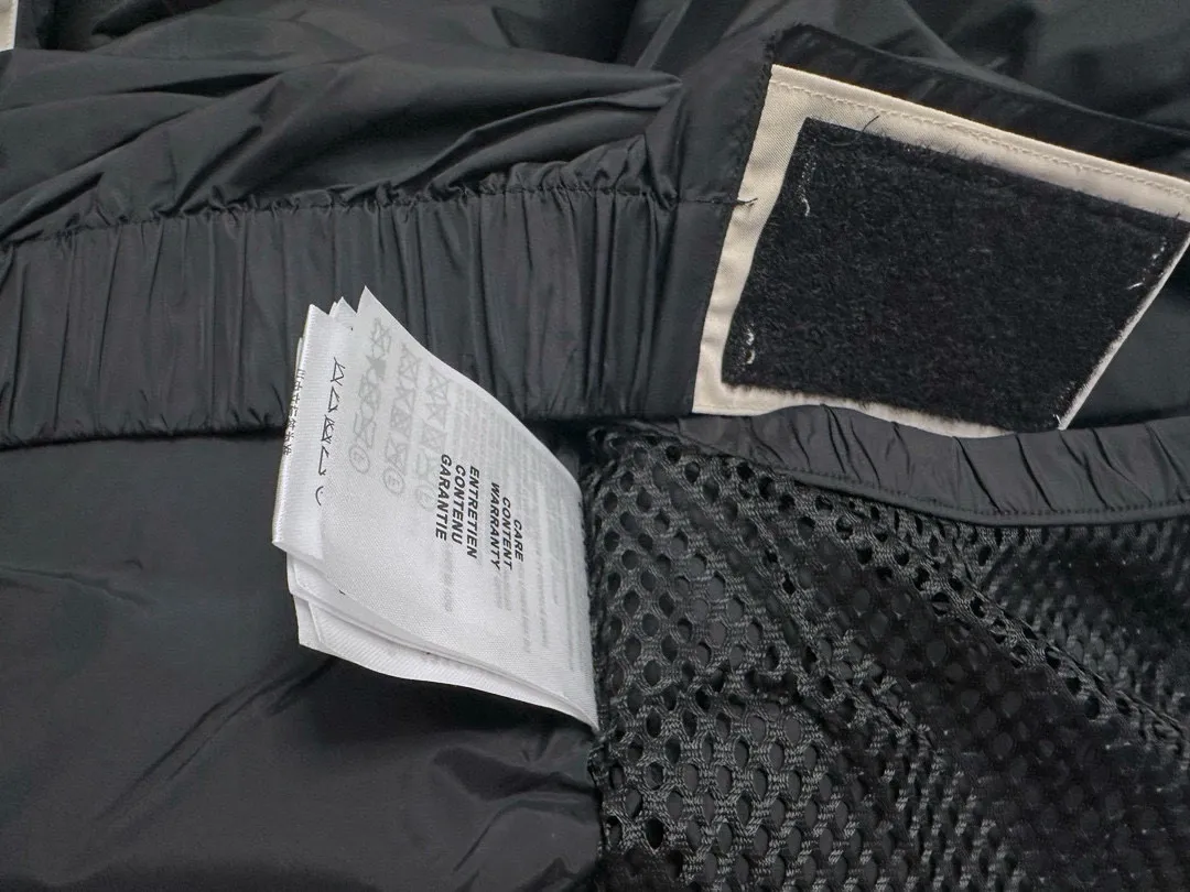 P780 Top Purchasing Version (Wolf Hair Optional) 🇨🇦CANADA GOOES 24 new models 08 models/couple models Factory direct supply: supplying global purchasing agents, micro-business, entities, Tmall, high-end stalls and studio cooperation, free shipping! Canada Goose Expedition Parka 2008 is the same style for men and women. It is mid-length and the most timeless classic. All Arctic and Antarctic scientific expedition teams choose Canada Goose as their cold-proof equipment. It is the Rolls-Royce of down jackets. ➖ Industry-leading anti-counterfeiting chip sensing. ➖ Imported Behringer embroidery machines and customized embroidery labels, the highest level and industry leading. ➖ Imported Korean 21-count polyester-cotton blended original fabric, TC85 waterproof coated fabric, water-repellent, windproof and wear-resistant. ➖ The new national standard 80 white duck down is filled with an average of 520 grams of down. The amount of down filled is industry-leading. ➖ 100% nylon lining with double double-layer sealing design to prevent velvet running, and seamless thread design on the cuffs! ➖ Western Canadian Green Wolf Collar. ➖ Yoshida YKK provides original factory-customized electroplated sliders. YKK two-way lockable zippers are tight and smooth and do not peel off paint. ➖ 3M composite Velcro is durable and the accessories and hardware are all custom-made. Note: Our copywriting is only simple and clear. Instead of bragging about the copywriting, it is better to compare and understand with samples. Only for the purest goose, the most dedicated, the most professional, the highest quality, the highest cost performance!  Size:XS-XXL